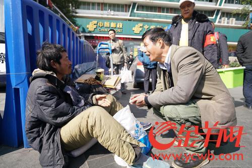 义工、工作人员劝流浪乞讨人员进救助站 义工、工作人员劝流浪乞讨人员进救助站