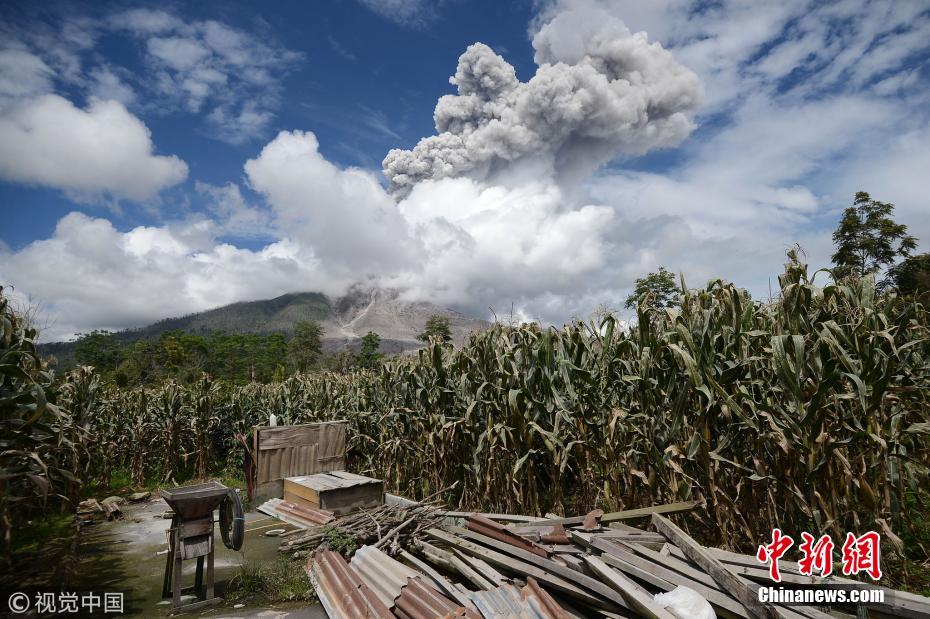 印尼锡纳朋火山再度喷发 周边居民撤离