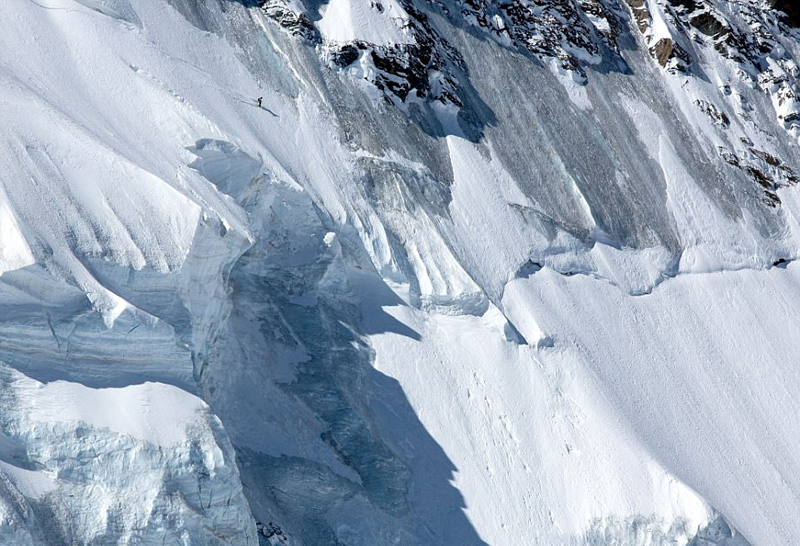 滑雪者阿尔卑斯垂直坡道玩命滑雪逃过雪崩
