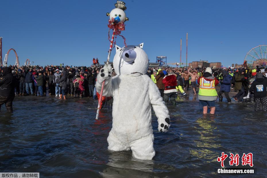 “北极熊冬泳”迎新年 纽约民众跳入冰冷海水