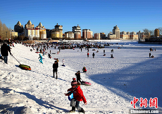 哈萨克斯坦首都民众“戏雪”庆新年