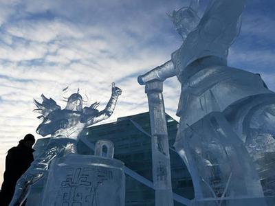  哈尔滨冰雪大世界冰雕作品精美 仿佛出“冰”芙蓉