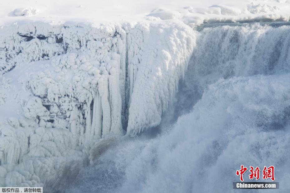 尼亚加拉瀑布现“冰封”美景 游客冒严寒观赏