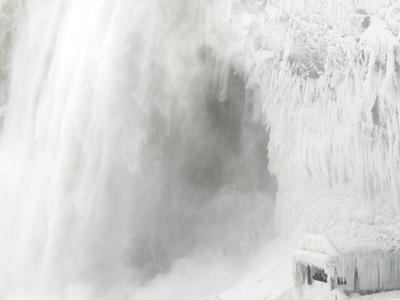  尼亚加拉瀑布现“冰封”美景 游客冒严寒观赏
