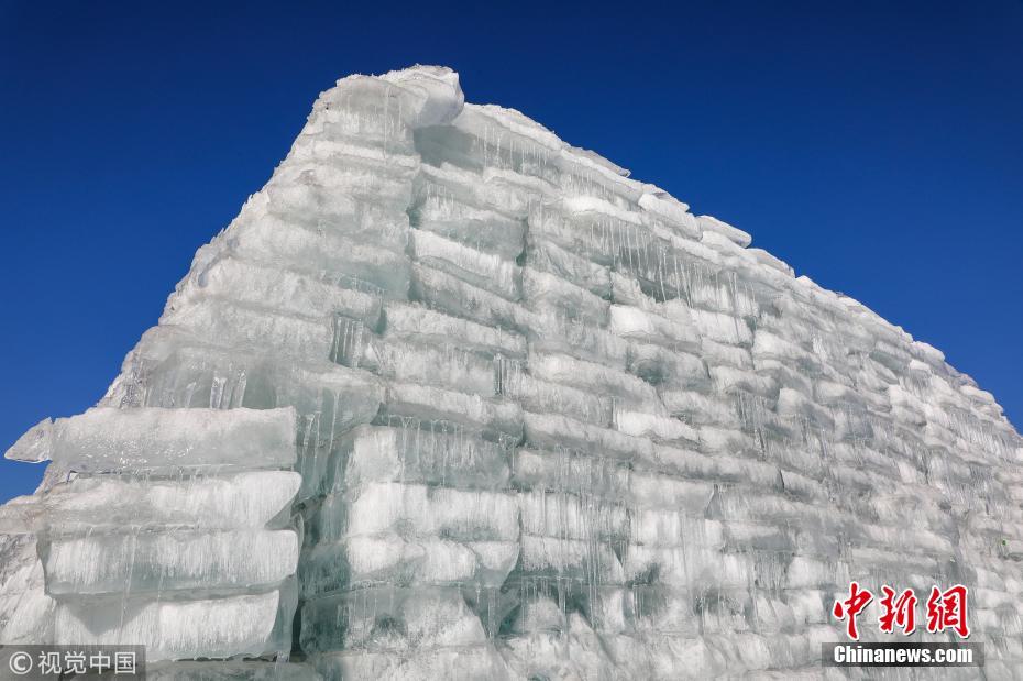 藏冰人2000吨冰块堆砌巨型“冰山” 成应季胜景