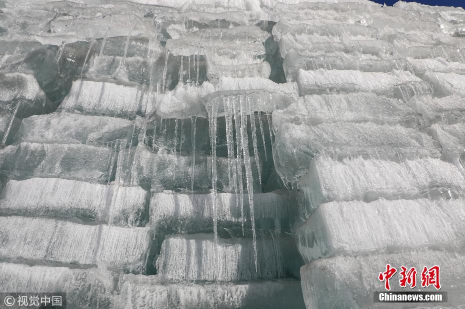 藏冰人2000吨冰块堆砌巨型“冰山” 成应季胜景