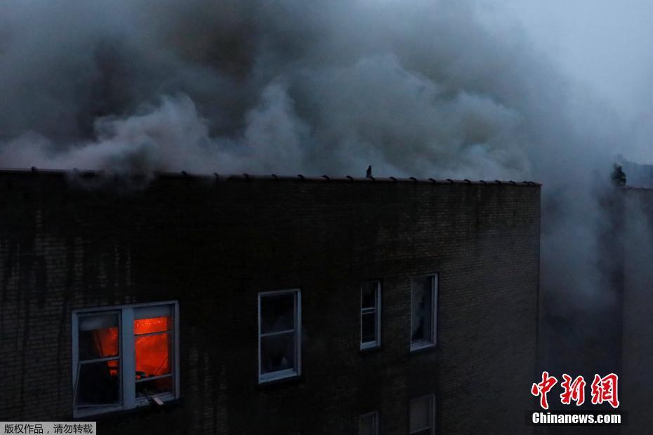 美国纽约一座6层公寓楼发生7级大火