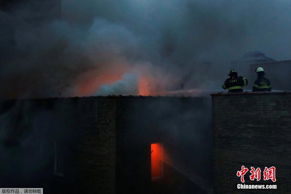 美国纽约一座6层公寓楼发生7级大火