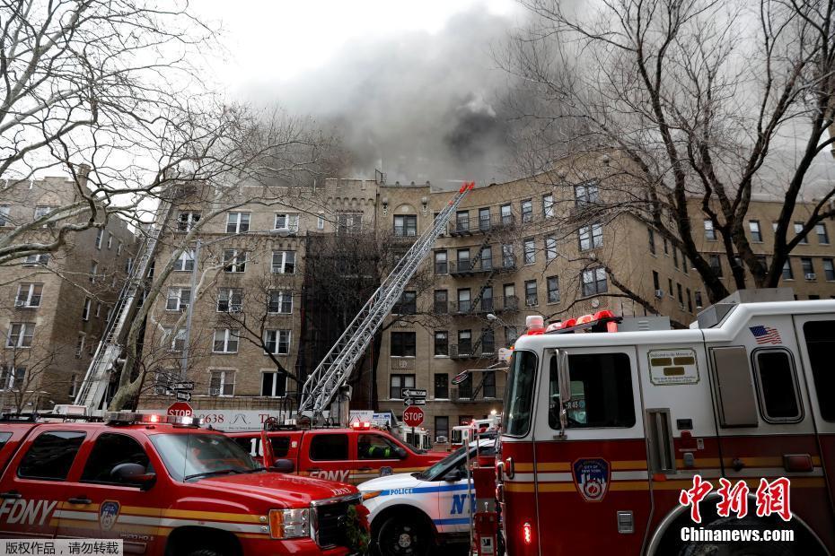 美国纽约一座6层公寓楼发生7级大火