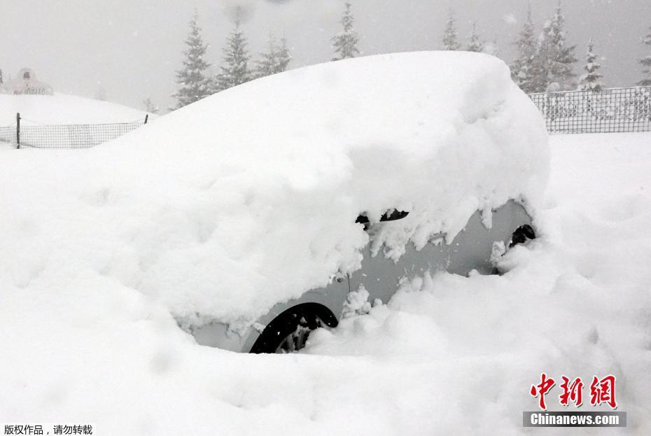 意大利遭大雪袭击 汽车被雪淹没