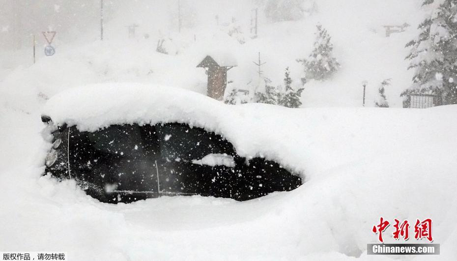 意大利遭大雪袭击 汽车被雪淹没