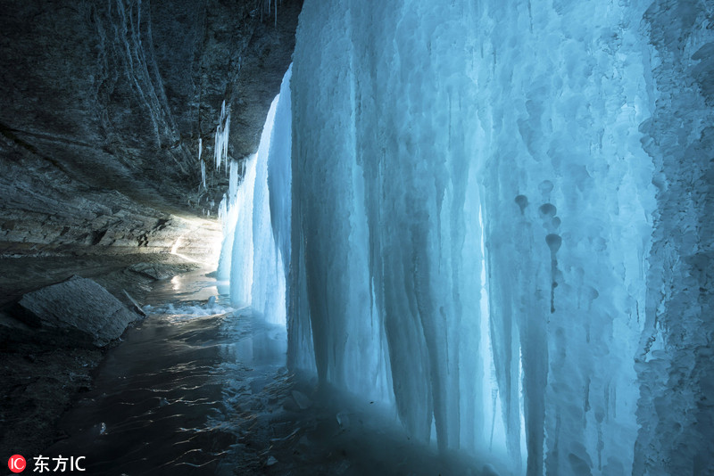 摄影师拍冰冻瀑布静态之美 似绿帘垂下