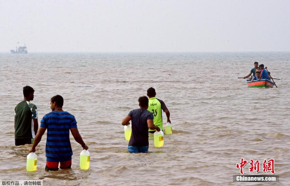 印度一载有学生渡轮沉没 救援工作紧张进行