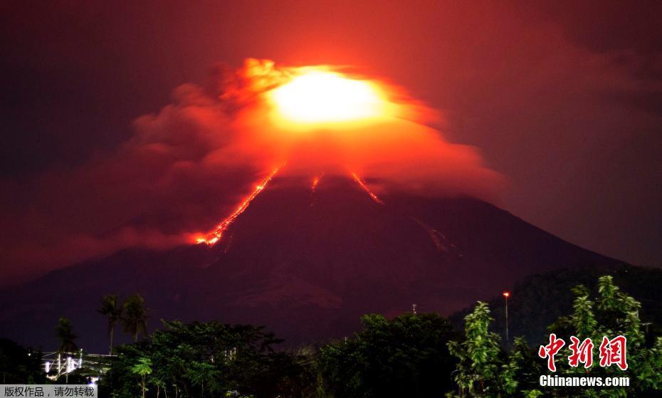 菲律宾马荣火山口流出熔岩 夜空下宛如火龙