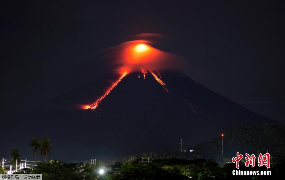 菲律宾马荣火山口流出熔岩 夜空下宛如火龙
