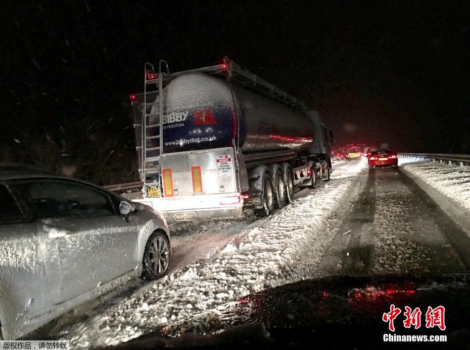 英国苏格兰降雪造成交通堵塞