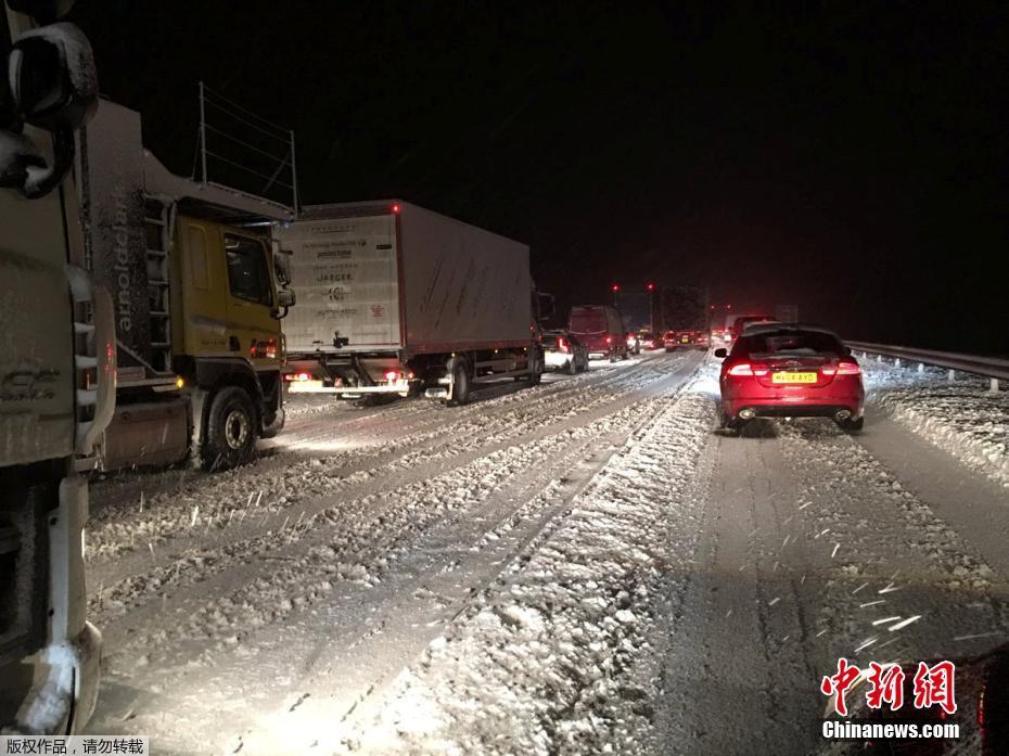 英国苏格兰降雪造成交通堵塞