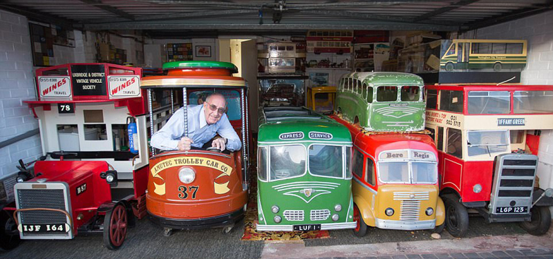 英老人60年收藏上万辆玩具公交车创纪录