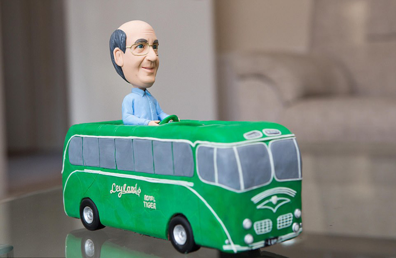 英老人60年收藏上万辆玩具公交车创纪录