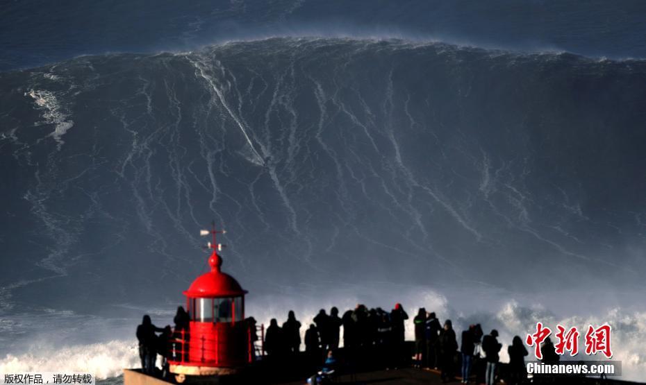 葡萄牙纳扎雷极限冲浪大赛 滔天巨浪蔚为壮观