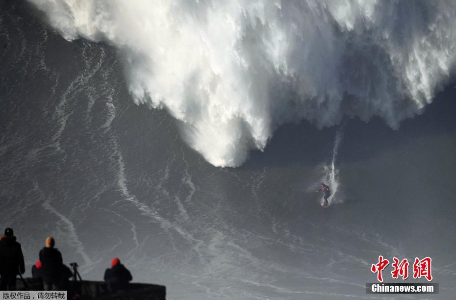 葡萄牙纳扎雷极限冲浪大赛 滔天巨浪蔚为壮观