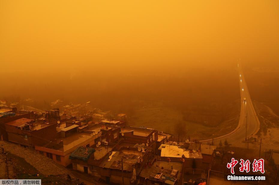 土耳其遭沙尘暴袭击 天空被“染成”黄色