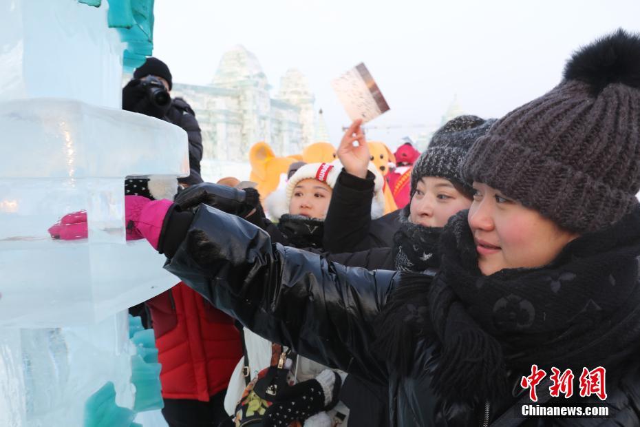 世界最大冰邮筒在哈尔滨启用 向“一带一路”65国寄“祝福”
