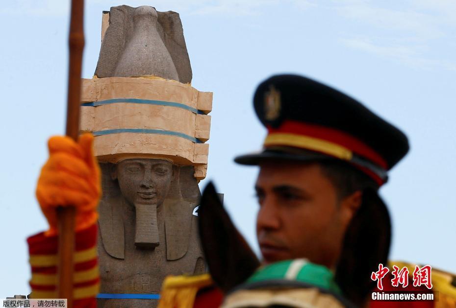 埃及著名法老雕像“搬家” 工程浩大引民众围观
