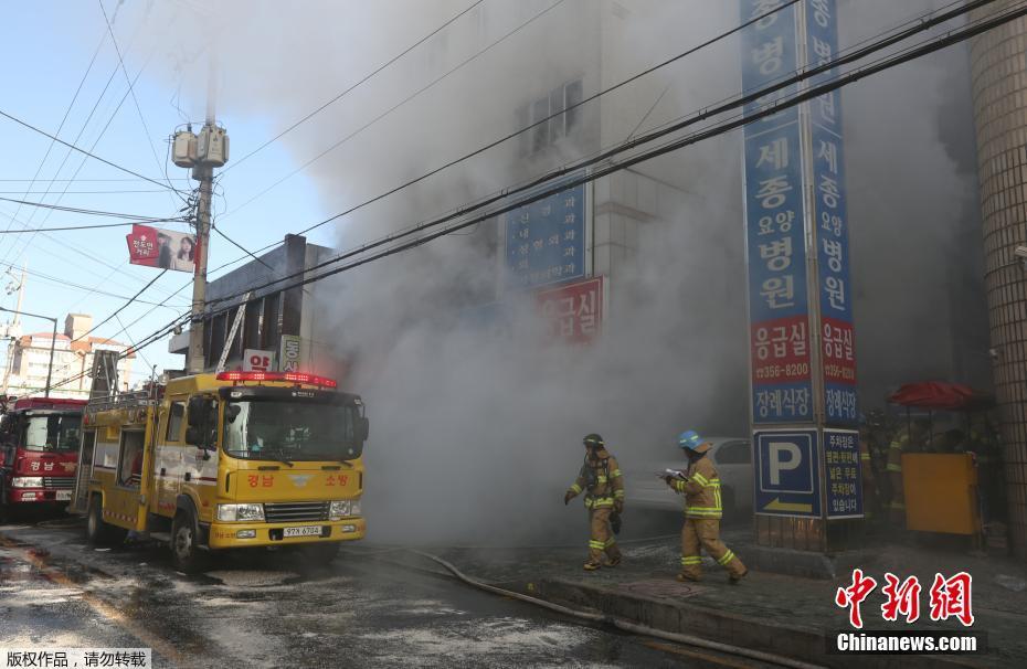 韩国密阳市世宗医院发生火灾 现场一片狼藉