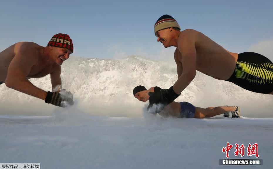 看着都冷！气温零下31度“战斗民族”河边练冬泳