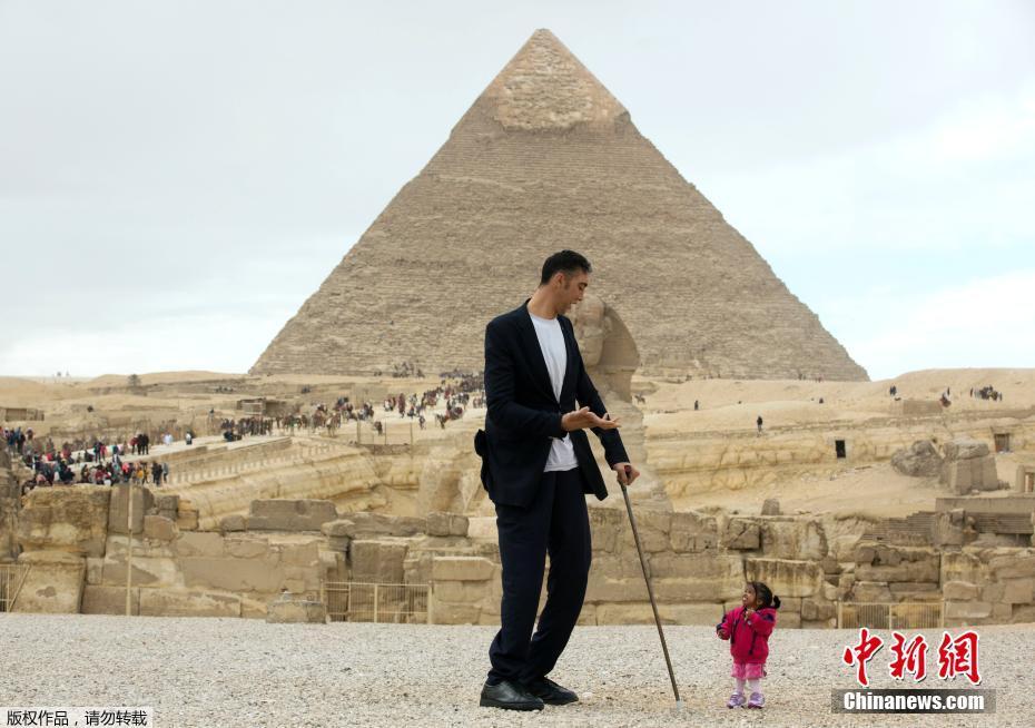 世界最高男子与最矮女子罕见合体 受邀参观埃及金字塔