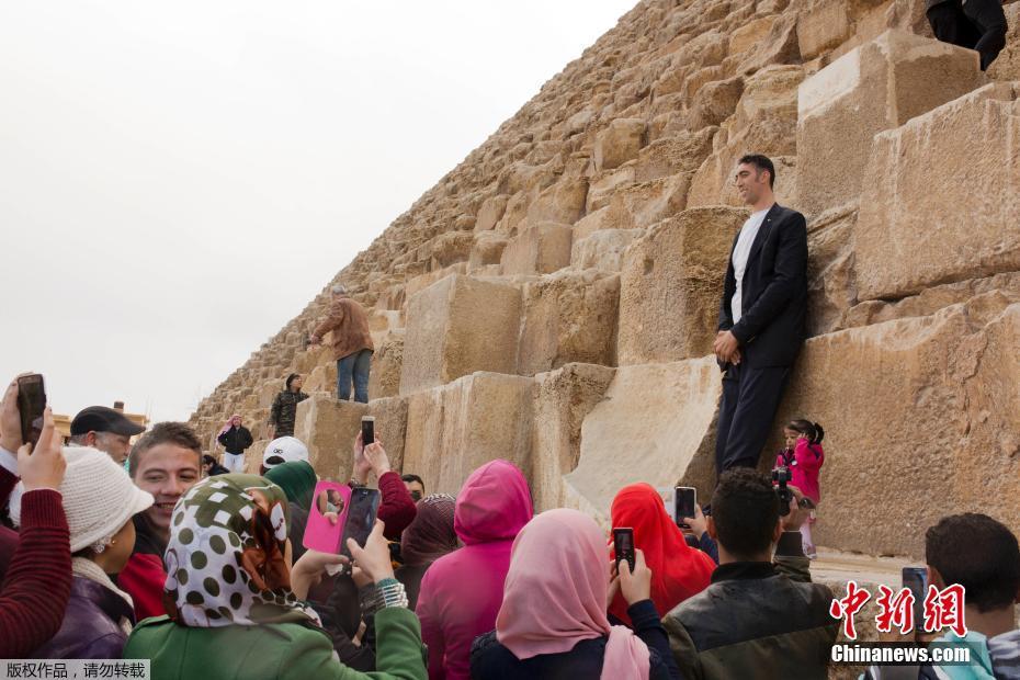 世界最高男子与最矮女子罕见合体 受邀参观埃及金字塔