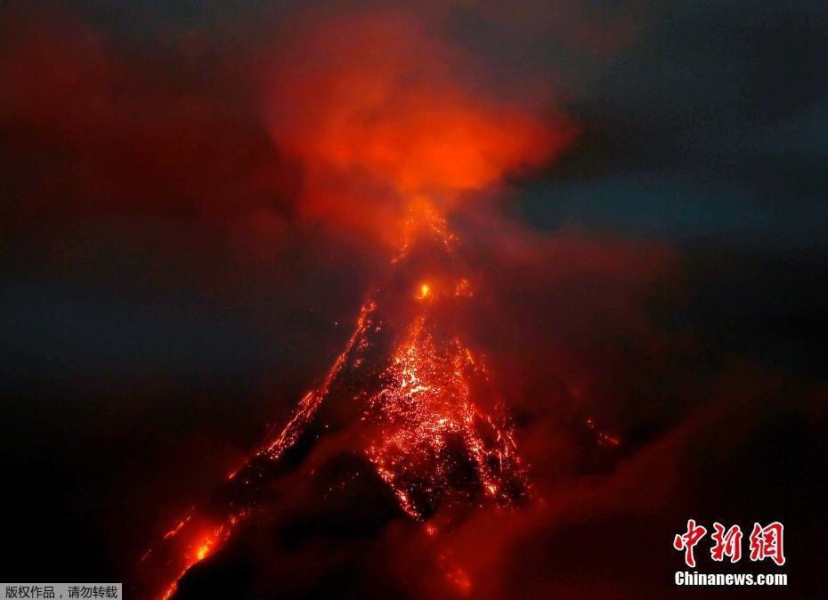 菲律宾马荣火山持续喷发 岩浆翻涌现场成“火海”