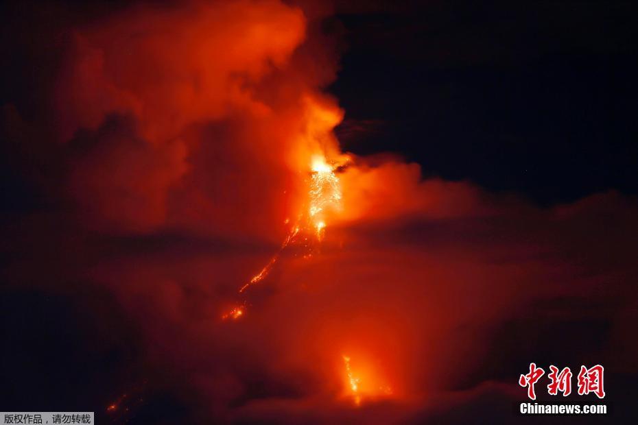 菲律宾马荣火山持续喷发 岩浆翻涌现场成“火海”