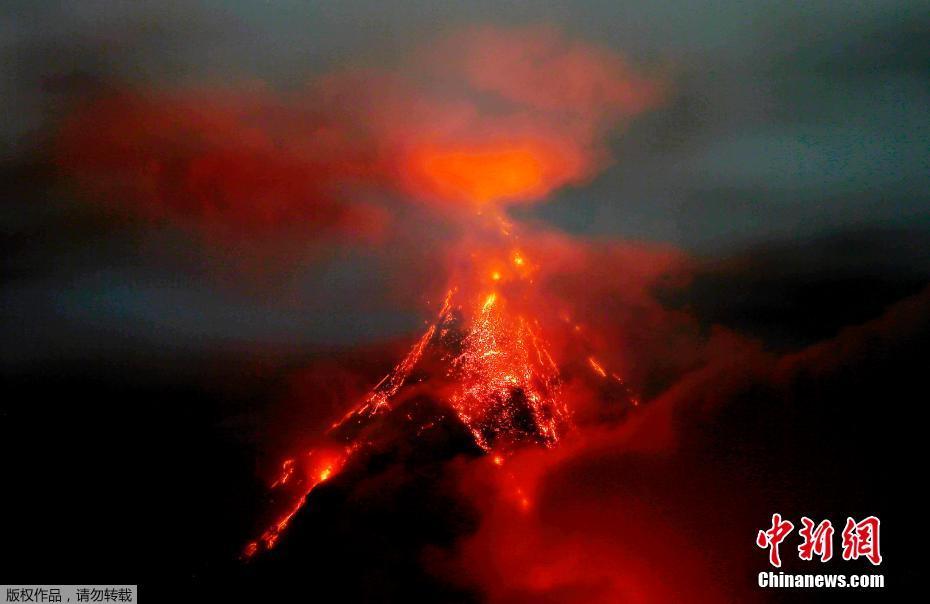 菲律宾马荣火山持续喷发 岩浆翻涌现场成“火海”