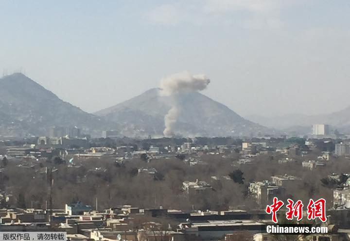 阿富汗首都喀布尔发生爆炸 浓烟直冲云霄