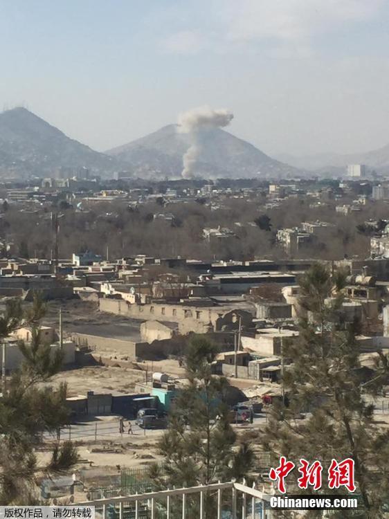 阿富汗首都喀布尔发生爆炸 浓烟直冲云霄