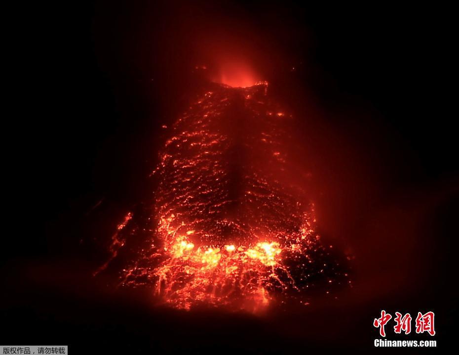 菲律宾火山持续喷发 滚滚岩浆如火龙川流不息