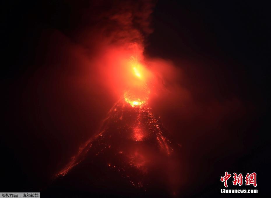 菲律宾火山持续喷发 滚滚岩浆如火龙川流不息