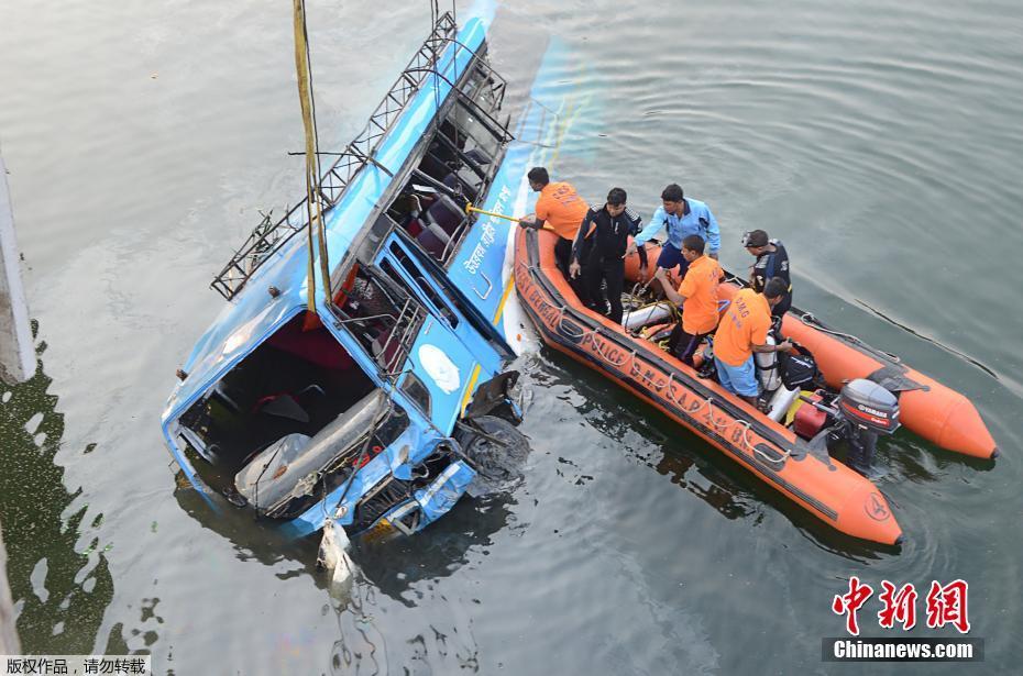 印度东部一辆公交车坠河 已致36人遇难