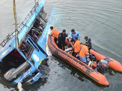  印度东部一辆公交车坠河 已致36人遇难