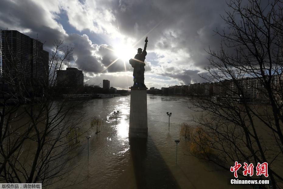 巴黎塞纳河水位逼近6米 1500名民众被疏散