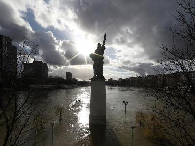  巴黎塞纳河水位逼近6米 1500名民众被疏散