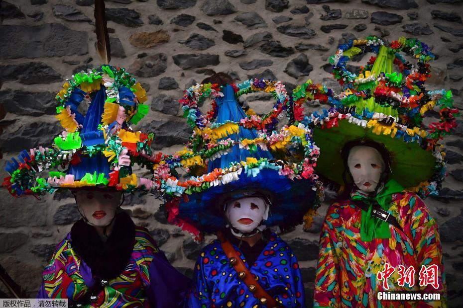 西班牙小镇举行传统狂欢节 村民戴彩花高帽抢眼