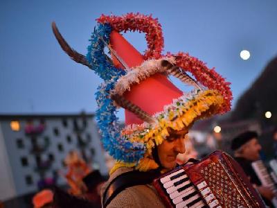  西班牙小镇举行传统狂欢节 村民戴彩花高帽抢眼