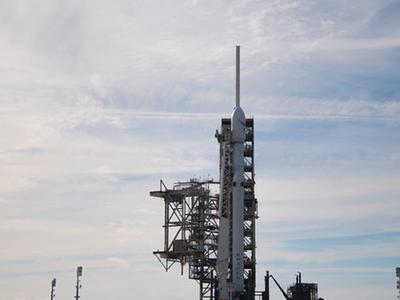  SpaceX“猎鹰”重型火箭将发射 送特斯拉跑车去太空