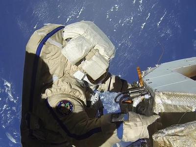  俄宇航员太空行走创纪录 却在最后时刻装错天线