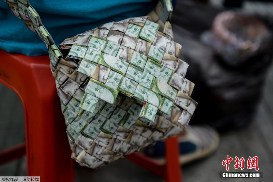 委内瑞拉货币贬值 男子用钞票制作手工艺品