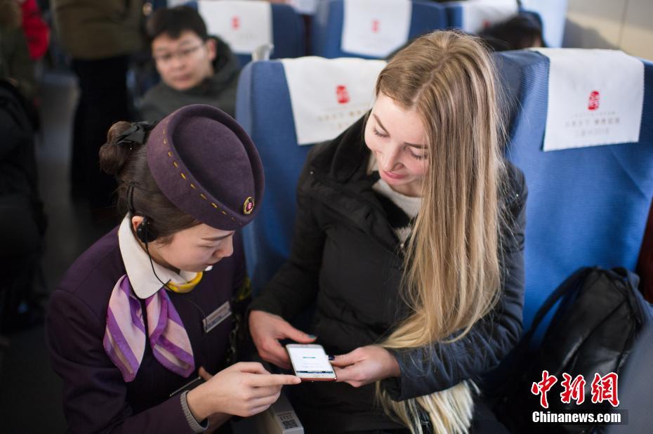 乌克兰女留学生体验中国高铁智慧春运