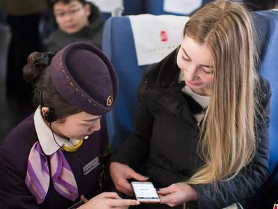  乌克兰女留学生体验中国高铁智慧春运